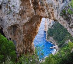 Arco Naturale op Capri een schitterende natuurlijke boog! CapriVakantie.nl